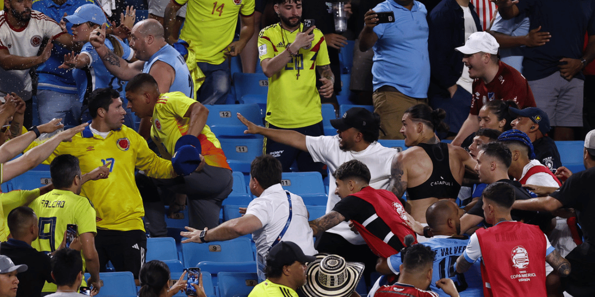 Jugadores uruguayos armaron trifulca con hinchas colombianos en la tribuna