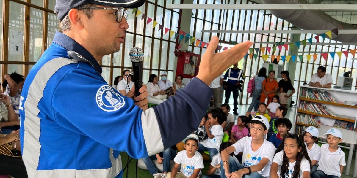 Agente de movilidad dictando la charla.