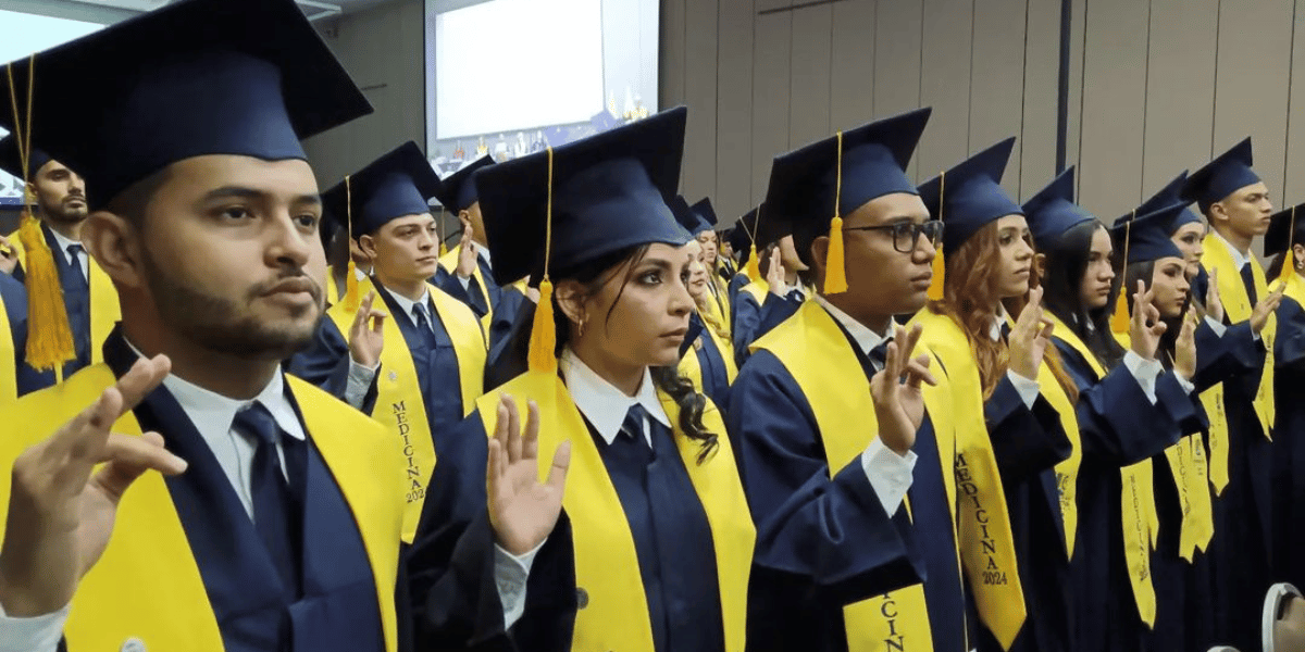 UCC Santa Marta gradúa a 130 profesionales, especialistas y magísteres