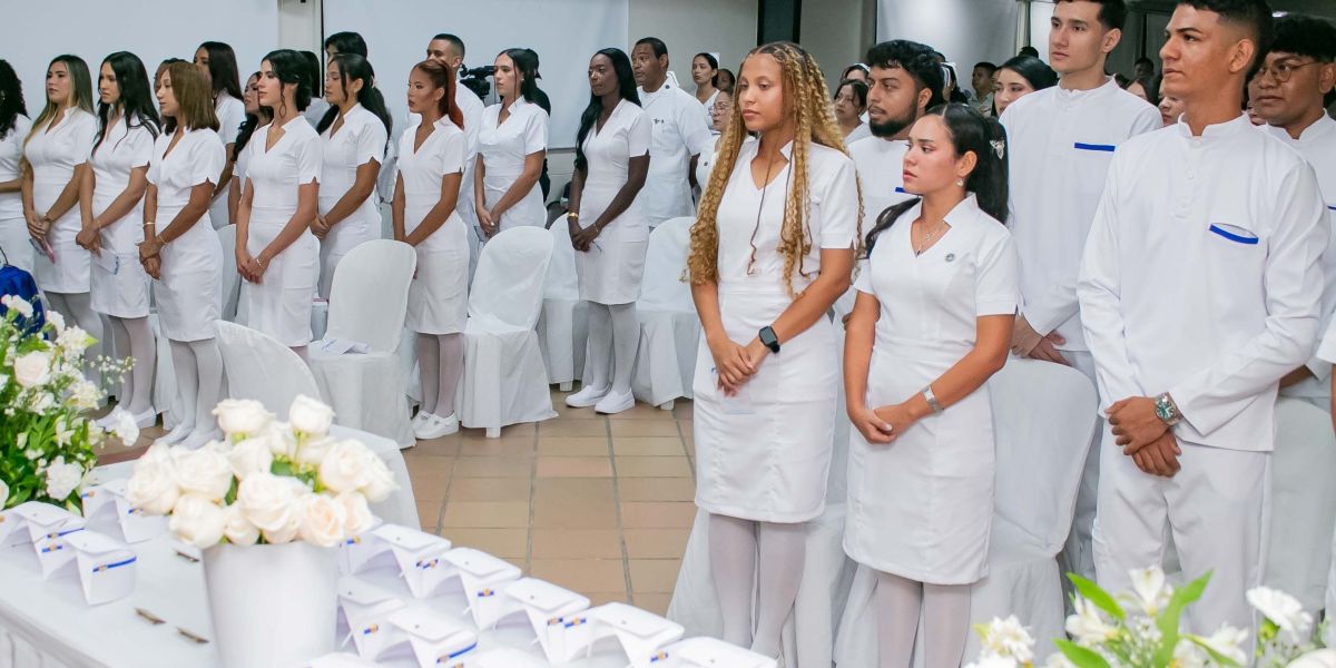 30 estudiantes de noveno semestre del Programa de Enfermería recibieron los símbolos de la luz para iniciar prácticas profesionales.