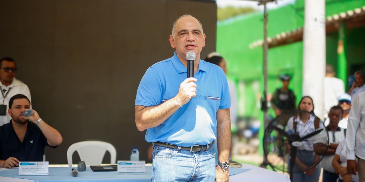 Alcalde Carlos Pinedo cuello 