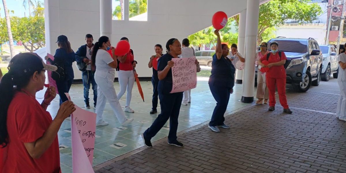 Trabajadores de Cardiovida exigiendo el pago de sus salarios atrasados.