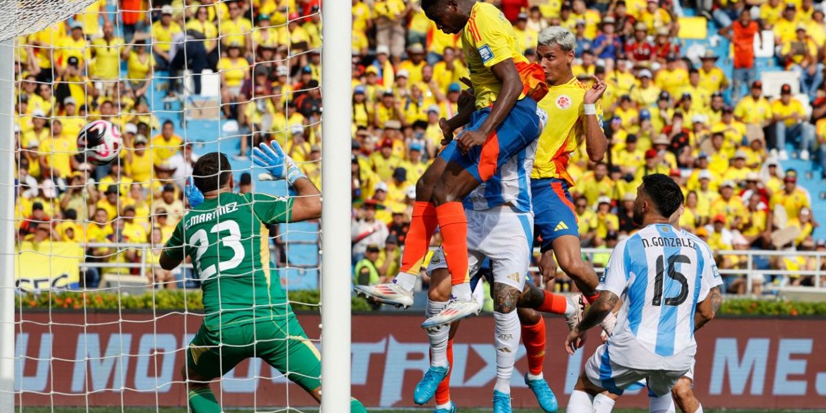 Mosquera y James Rodríguez anotaron los dos tantos de Colombia.