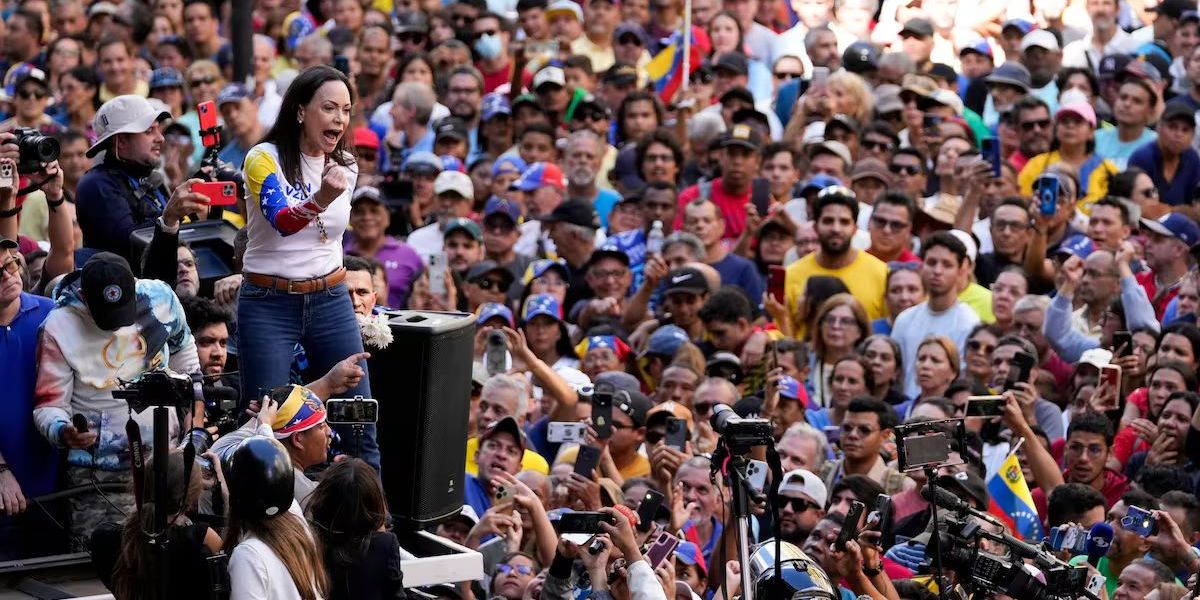 El País. Equipo de María Corina Machado denuncia que la líder ha sido interceptada “de forma violenta”.
