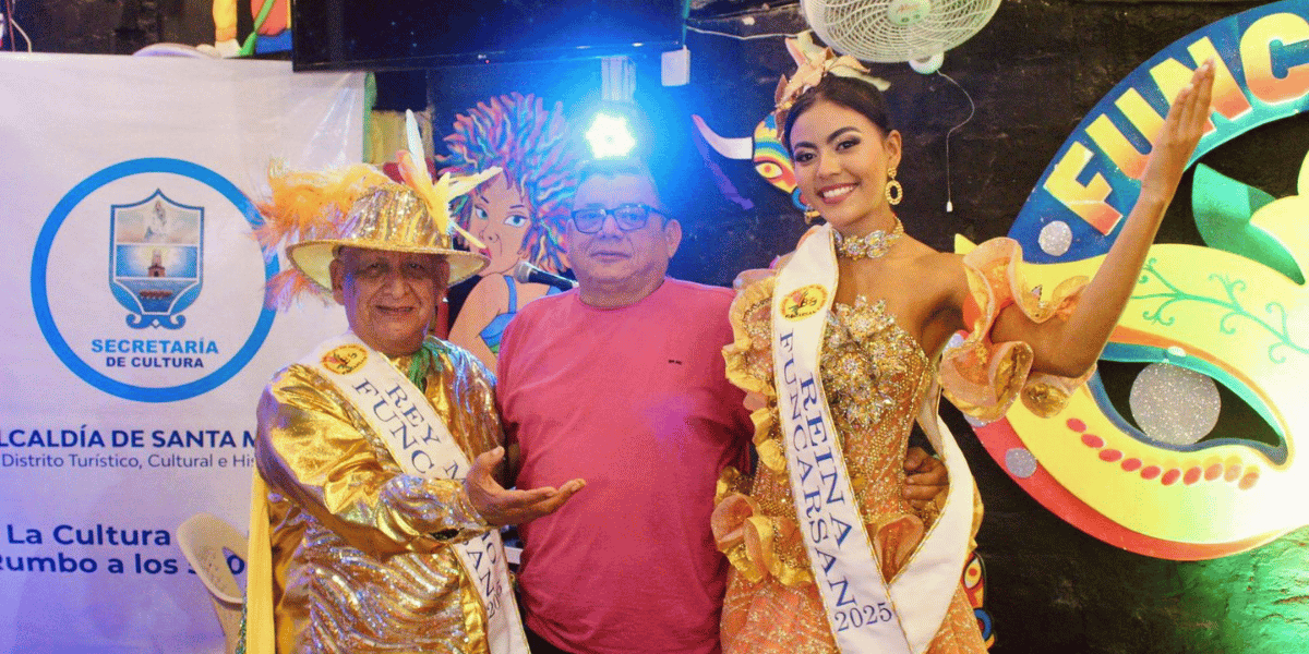 Alcaldía de Santa Marta Secretario de Cultura Darío Linero, junto al Rey Momo Rafael Muñóz y Andrea Espitian, Reina del Carnaval del Sur, Funcarsan