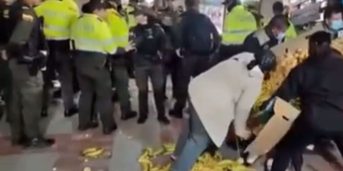 seguimiento. Durante un operativo de recuperación del espacio público en Tunja, una vendedora ambulante perdió su mercancía cuando uniformados intentaron desalojarla, generando críticas en redes.