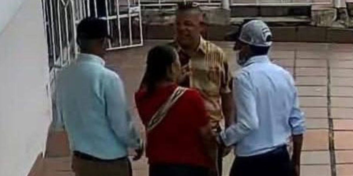 cortesía. La víctima y los tres delincuentes que le hurtaron el dinero, de acuerdo con la denuncia de la familia.