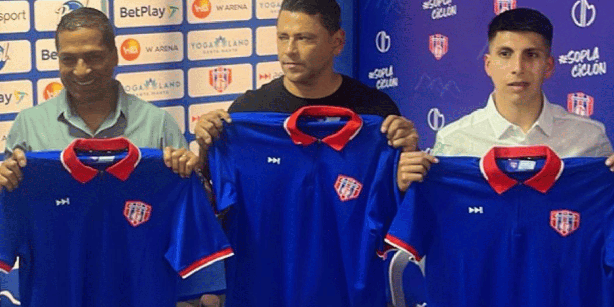 Foto: @JuankCardona Alexis García con su asistente Gerardo Bedoya y su preparador físico José Casas.