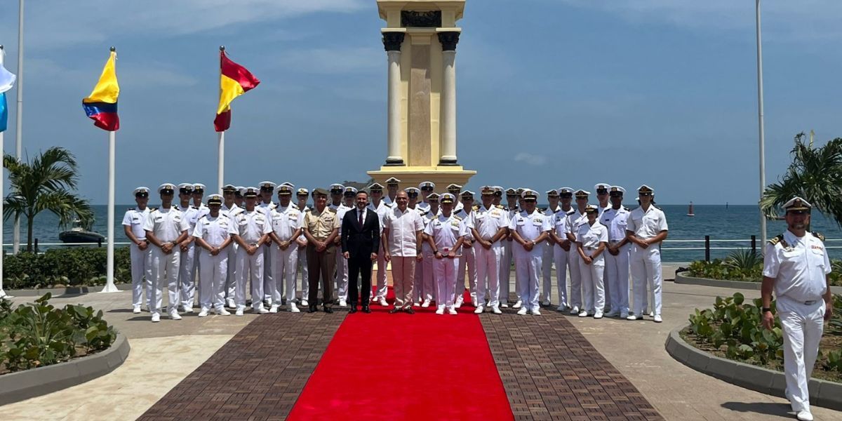 Alcalde Carlos Pinedo y la tripulación del buque ‘Juan Sebastián de Elcano’.