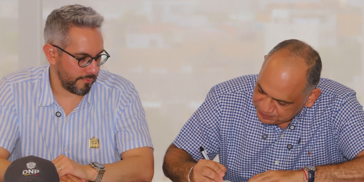 Alcaldía de Santa Marta Carlos Pinedo, durante la firma del convenio con el Gobierno Nacional.