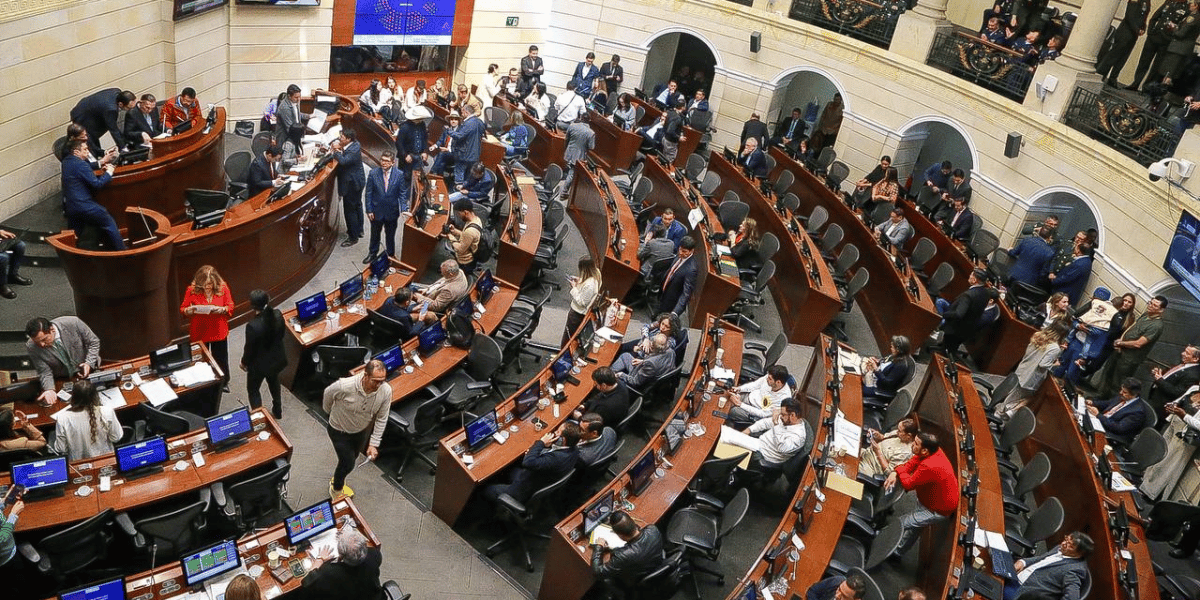 Cortesía Aprueban en tercer debate recargo festivo del 100% y jornada nocturna desde las 7 p.m.