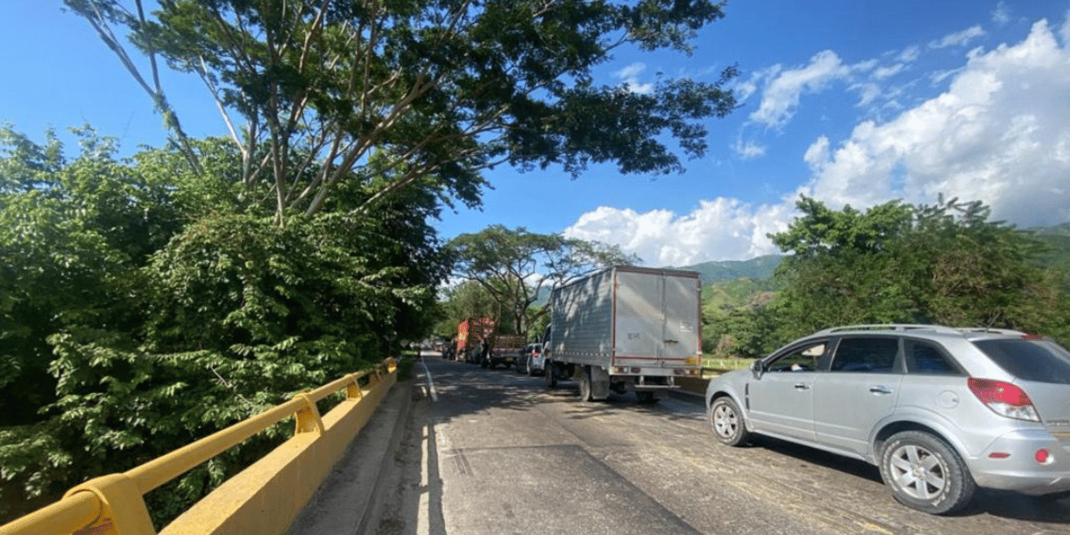 Referencia Comunidades de la Sierra declaran paro indefinido y bloquean la Troncal de Oriente