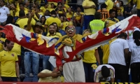 El Cole anima a la Selección Colombia desde la tribuna.