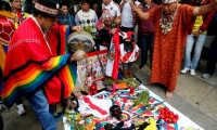 Los chamanes se concentraron frente al hotel donde se hospeda la selección colombiana para hacer un ritual sobre fotografías de los ídolos cafeteros Radamel Falcaoy James Rodríguez.