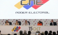 Fotografía cedida por la Agencia Venezolana de Noticias (AVN), de (i-d) los rectores del Consejo Nacional Electoral (CNE), mientras participan en el anuncio de resultados oficiales de las elecciones regionales.