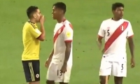 Falcao García hablando con los jugadores de Perú.