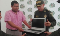 El contralor Edilson Palacio recibió de regreso el computador de manos del comandante de la Policía.