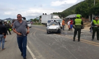 En la mitad de la carretera y fuertemente golpeado quedó el carro donde viajaban los dos policías.