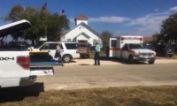 Imagen de televisión afuera del lugar del tiroteo en Sutherland Springs, Texas.