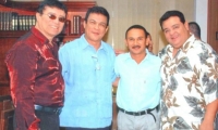 Los homenajeados de la noche de gala en los Premios Luna: Bobby Cruz, Fausto Pérez y Richie Ray. Con ellos, Alfredo Gutiérrez, segundo de la izquierda.