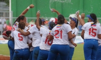 Selección venezolana de softbol, celebrando el paso a la final.