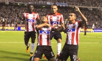 Germán Gutiérrez celebra el gol con sus compañeros.