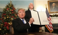  El presidente de EE.UU., Donald Trump, firma su proclamación en la sala de recepciones diplomáticas de la Casa Blanca, en Washington.