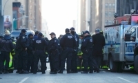 Agentes de la policía de Nueva York permanecen a la entrada de la terminal de autobuses de la Autoridad del Puerto en Nueva York.