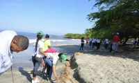 Fueron más de tres toneladas las que se recogieron en la playa del aeropuerto.