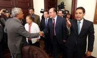 Julio Borges fue recibido por el presidente del Congreso, Mauricio Lizcano.