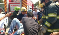 Bomberos de Santa Marta atendiendo a una de las personas lesionadas.
