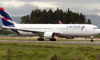 Foto de archivo de un avión de Latam Airlines.