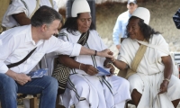 El presidente Santos estuvo en Nabusimake, donde se llevó a cabo la entrega de las escrituras.