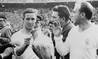 Raymond Kopa sostiene el trofeo de la Liga de Europa con Alfredo Di Stéfano.