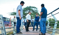 El alcalde Rafael Martínez inspeccionó la obra del sendero peatonal.