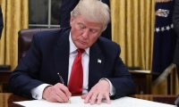Presidente de los Esatados Unidos, Donald Trump, firmando el decreto.