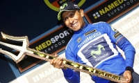 Nairo Quintana celebra su victoria en el podio.