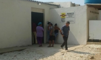 Familiares de la víctima esperando la entrega del cuerpo en la Morgue de Ciénaga.