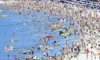 Playa del El Rodadero en temporada alta.