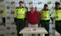 En la foto de la captura aparece el detenido, el billete... ¿y el queso?