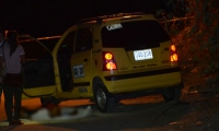 Proceso del levantamiento del cadáver del taxista asesinado.