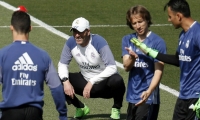 Zidane observa a sus jugadores, durante un entrenamiento. 