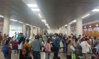 Pasajeros en los counter del aeropuerto de Santa Marta.