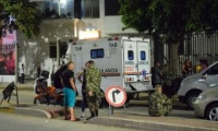 Militares lo trasladaron en una ambulancia hasta la Clínica Mar Caribe, donde falleció.