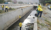 Así va el proceso de limpieza de los canales de sesagüe.