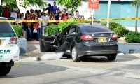 Los dos hombres muertos quedaron en el interior del Ford negro en el que se desplazaban.