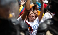 Los jóvenes exigen la salida de Maduro.