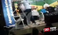 Personal de logística intentó de diferentes maneras bajarlo de la tarima, pero el concejal se resistió.
