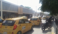 Paso de la protesta de taxis por la Santa Rita, calle 22. 