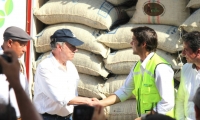 El presidente Juan Manuel Santos saluda al gerente de la Sociedad Portuaria, durante el embarque del café.